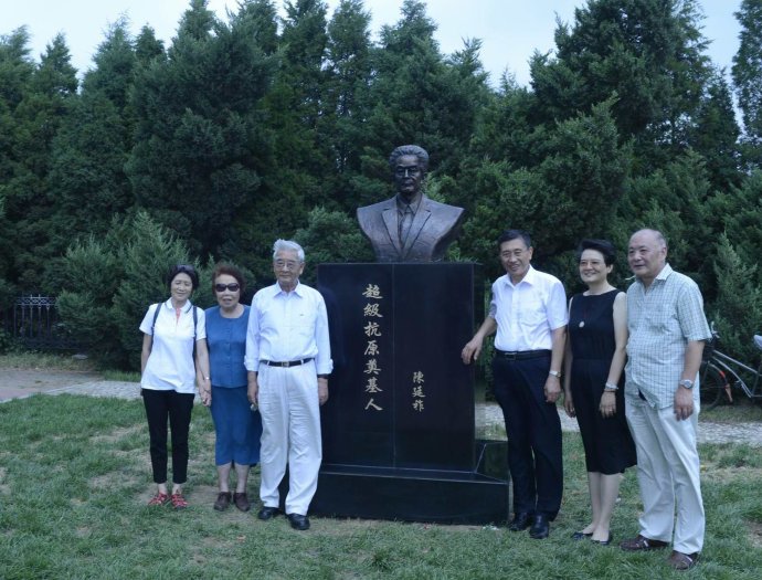 沈阳尊龙凯时集团陈巨余董事长（右一）和陈廷祚先生亲属合影